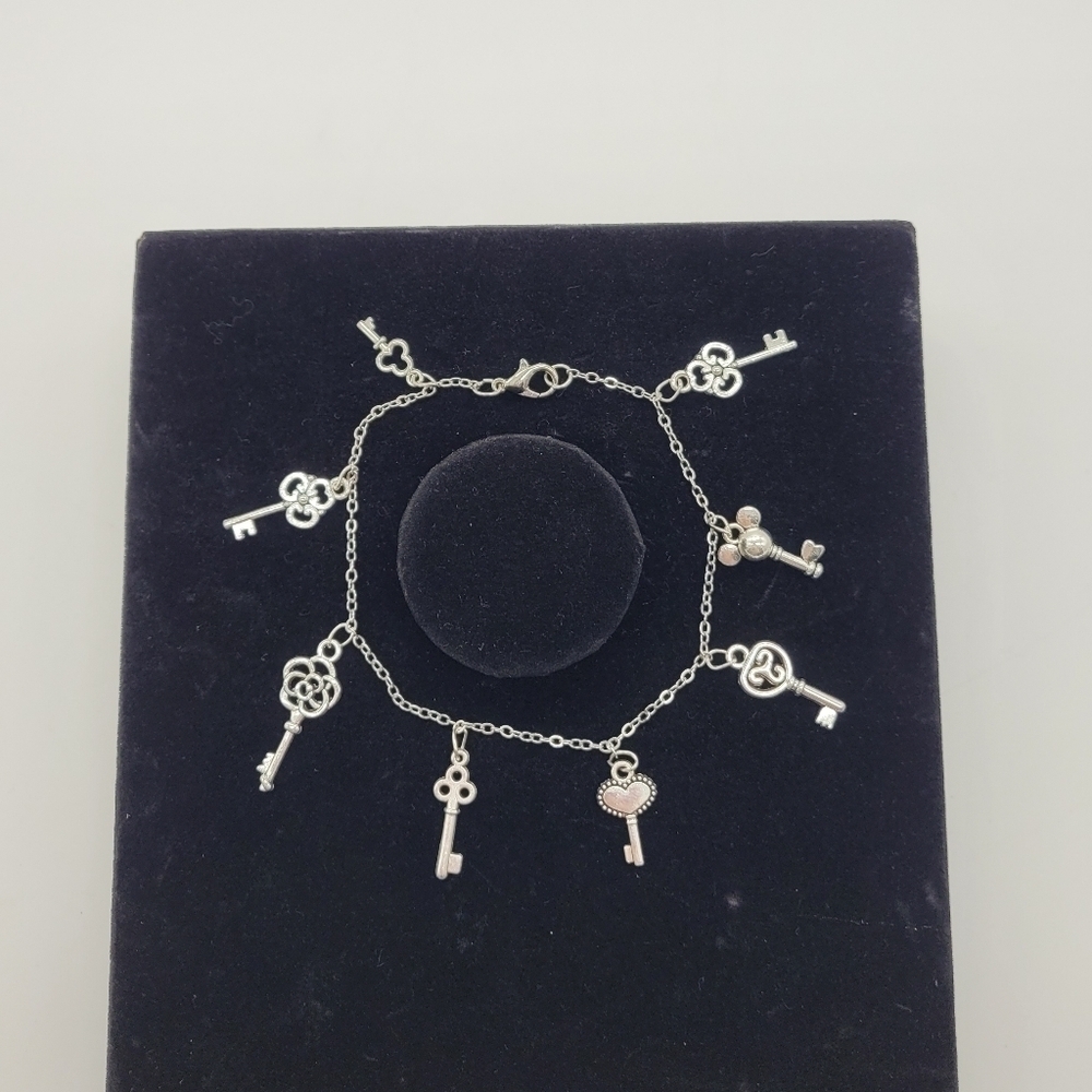 Handmade Silver Color Charm Bracelet (Keys)​​​